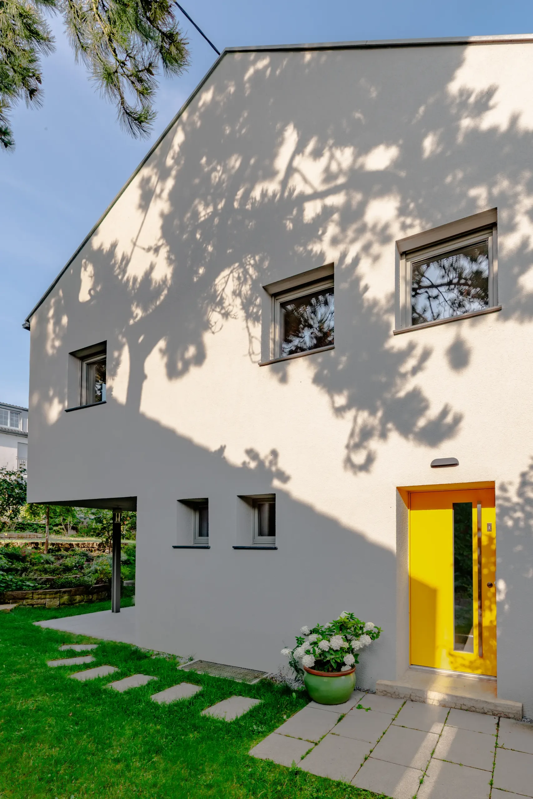 Projekt von sontho Architekten: EinfamilienwohnhausNeckar16 in Besigheim, D