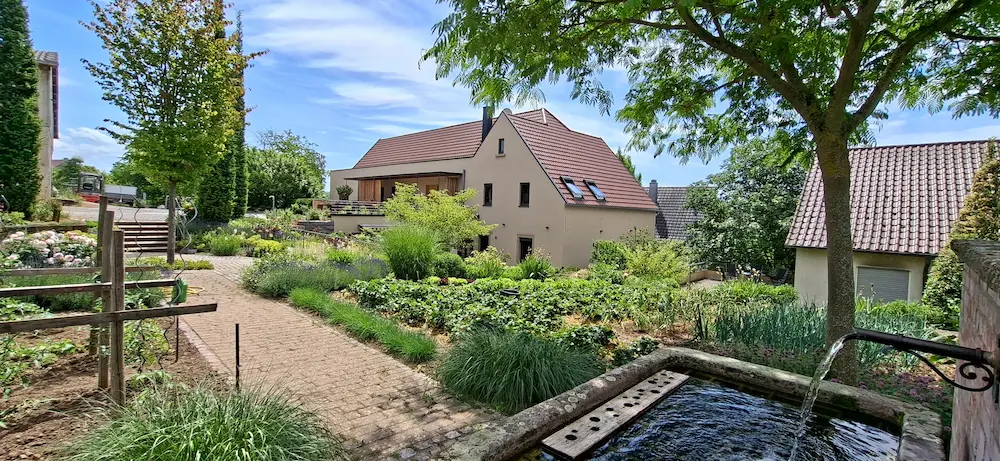 Ansicht mit Garten: Mehrgenerationenhaus Pfahl16