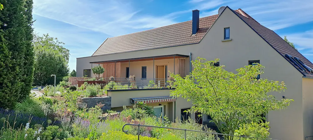Ansicht mit Garten: Mehrgenerationenhaus Pfahl16