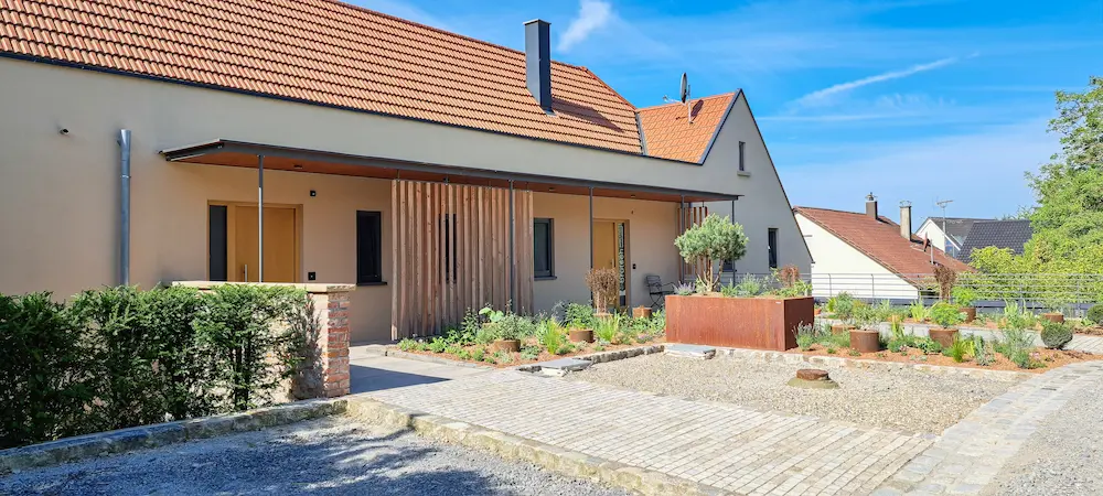 Eingang und Stellplatz des Mehrgenerationenhaus Pfahl16